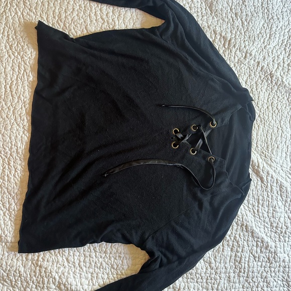 Beach bunny women’s sweater lounge top, not very long and short arms. M black - Picture 1 of 3
